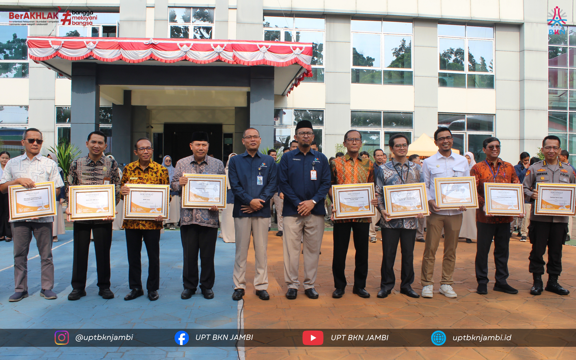 Penerimaan Piagam Penghargaan dari Badan Pusat Statistik (BPS) Provinsi Jambi sebagai Mitra Kerja Kolaboratif  Pelaksanaan Seleksi Computer Assisted Test (CAT) BKN.